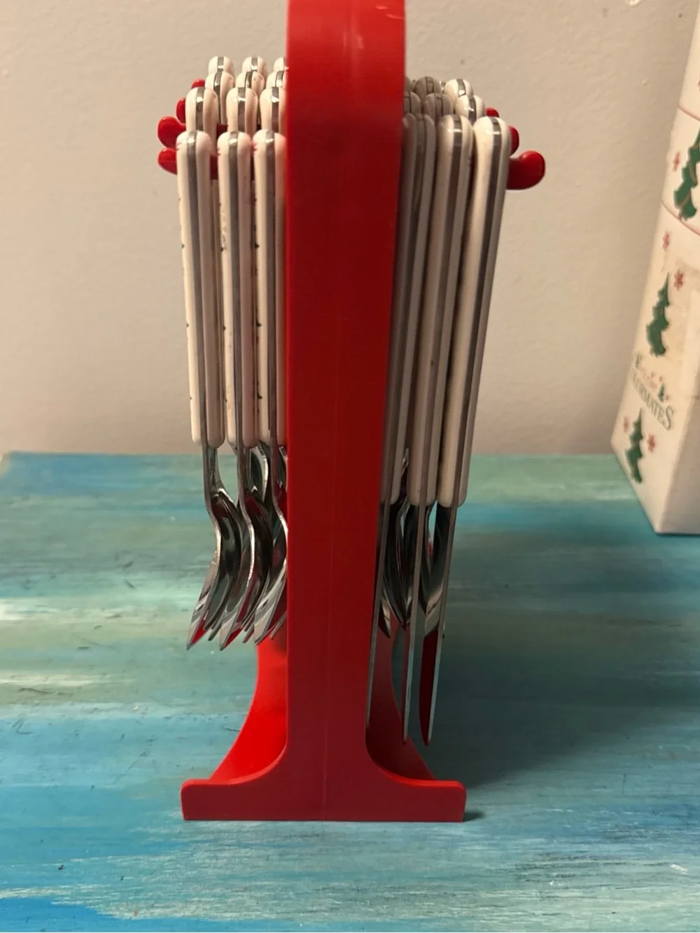 Oneida White and Green Holiday Tree 24 Piece Flatware Set with Red caddy and box